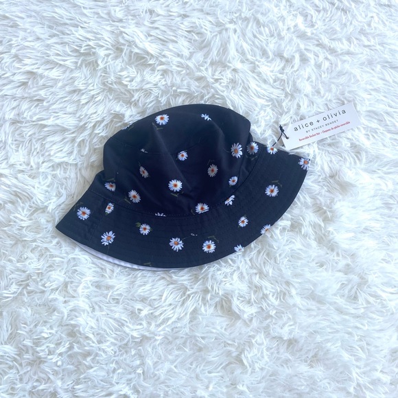 🤍New! Alice + Olivia Reversible Bucket Hat - Picture 3 of 8